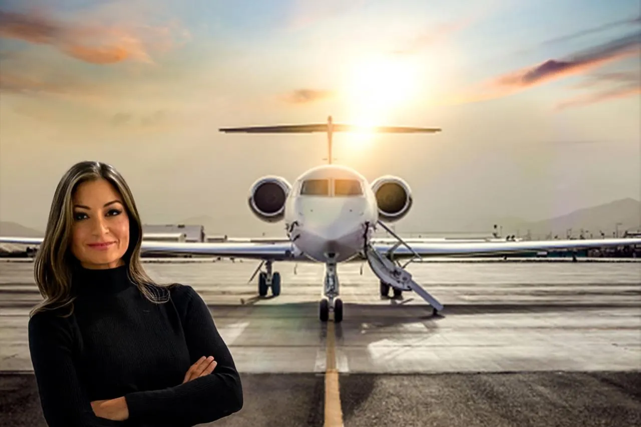 Gabbi Sandino, fundadora de Vision Air Charter, en la plataforma frente a un jet privado